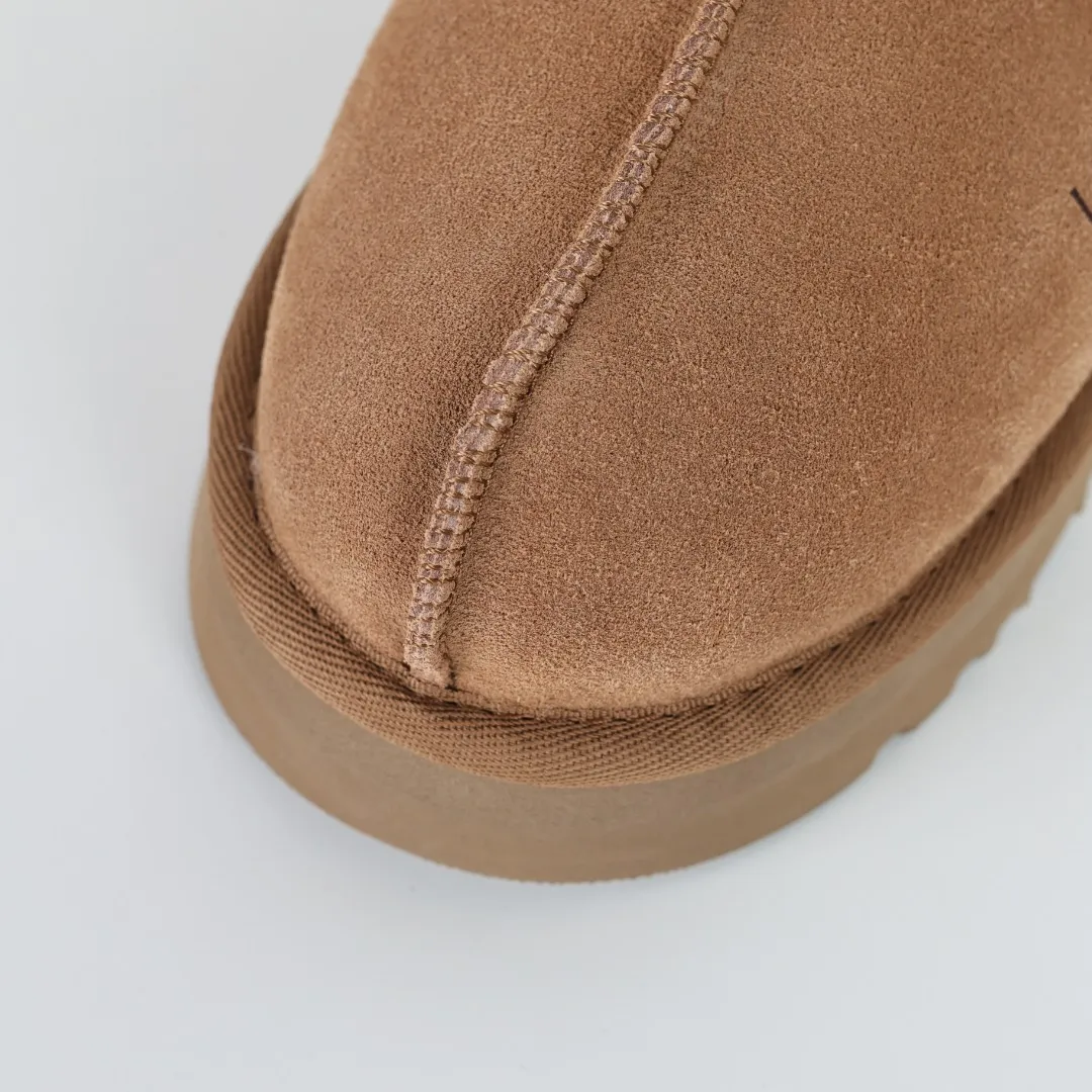 Pick up locally 💰520 The core recommendation is good price UGG Coquette lazy slippers thick sole Xiaohongshu hot model Henan Longfeng leather production Sheepskin integrated top quality in the market 2-3 cm cashmere insole to keep warm in winter and suitable for home use UUG has launched a style series in the new year, which is partially skewed towards the preferences of young consumers and has also moved to the forefront of fashion trends. Shoe body material Water-repellent coated suede upper 17mm UGGPURE™ implanted wool insole Lightweight non-slip comfortable rubber outsole With brand LOGO Trademark Comes with full packaging Size: 35 36 37 38 39 40